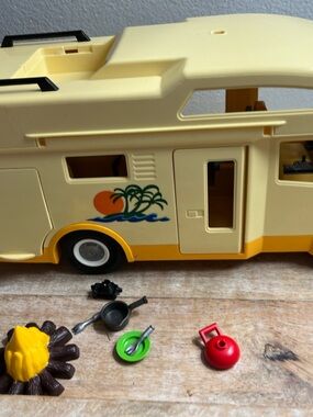 Playmobil Set 3647 City Vacation RV w/ Figures Incomplete